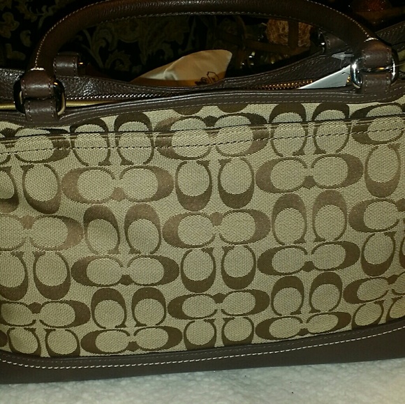 COACH Signature Handbag New With Tags Gorgeous Spacious Excellent Deal D… - Picture 7 of 8
